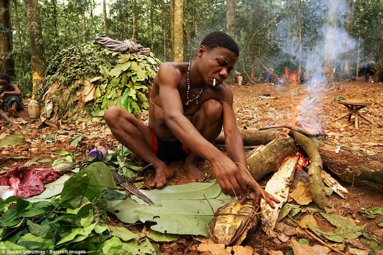 “Nếu họ đưa cho bạn 4 viên đạn mà bạn chỉ mang về được 3 con thú thì bạn sẽ bị đánh một trận nhừ tử”, Malala kể.