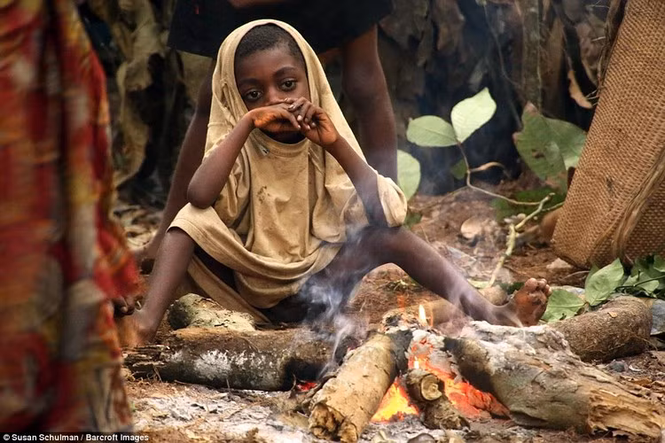 Họ không có trạm xá, cũng không có bác sĩ. Chính vì vậy, tuổi thọ trung bình của những người thuộc bộ tộc Baka rất thấp, chỉ khoảng 40 tuổi.