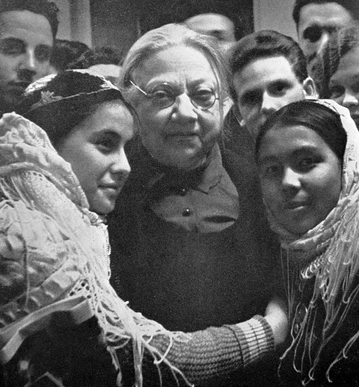 Bà Krupskaya và hội phụ nữ Uzbek Komsomol hồi năm 1936.