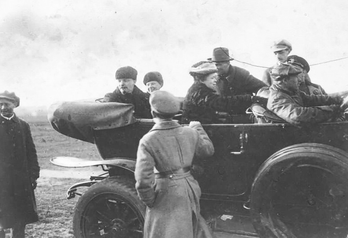 Bà xuất thân (giống như nhiều nhà cách mạng) từ một gia đình quý tộc, tốt nghiệp trường thể dục ở St. Petersburg với huy chương vàng và sau đó dạy lịch sử, địa lý và toán học tại một trường học buổi tối dành cho công nhân.