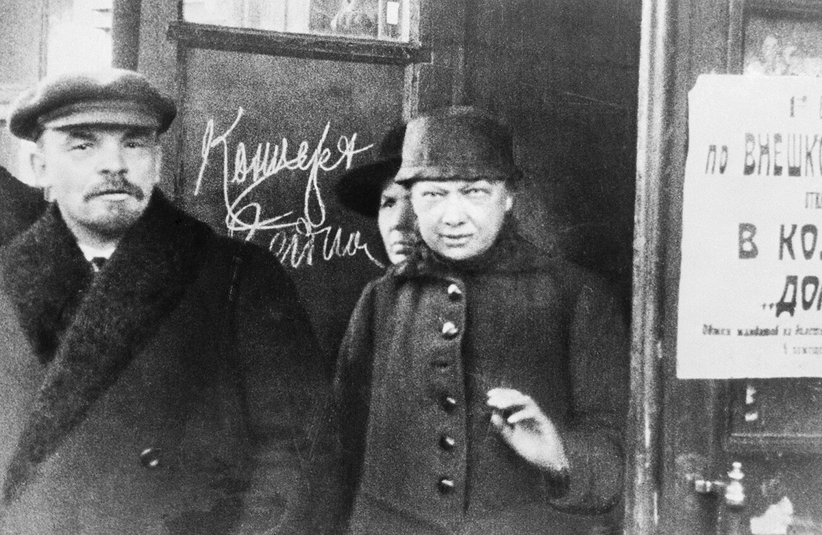 Trong ảnh, lãnh tụ Vladimir Lenin và phu nhân Nadezhda Krupskaya rời Hạ viện ở Moscow sau một cuộc họp năm 1919.