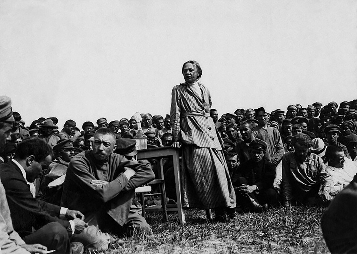 Sau cuộc cách mạng năm 1917, phu nhân lãnh tụ Lenin đã tham gia vào công tác giáo dục.