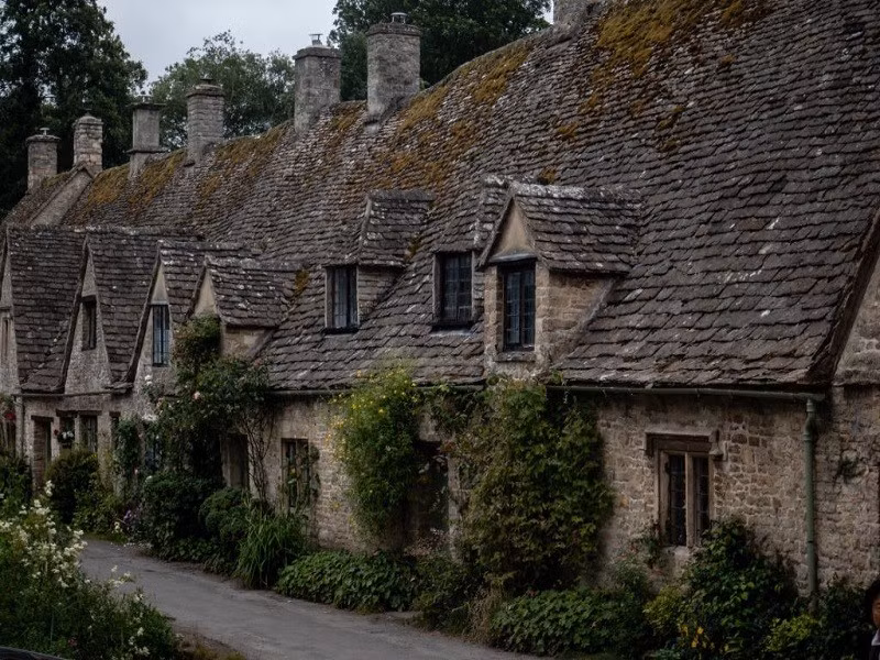 Màu đen của các ngôi nhà, màu xanh của cây cối, là hai mảng màu chính tạo nên nét quyến rũ độc đáo của Bibury. Ảnh: bibury.com.