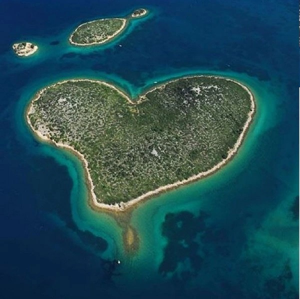 Một hòn đảo khác mang hình trái tim là đảo Galesnjak, nằm ở phía Nam của Zadar, Croatia. Đảo Galesnjak rộng chừng 119.000m2 ngay lập tức thu hút sự chú ý của mọi người khi hình dạng đặc biệt của nó xuất hiện trên Google Earth.