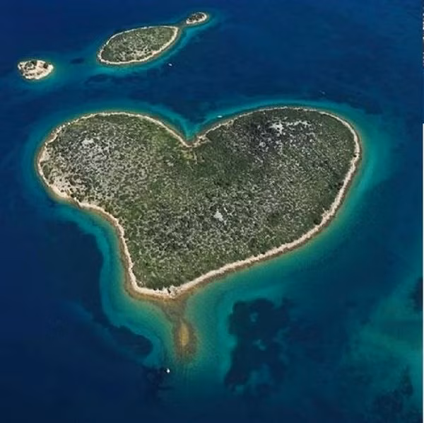 Một hòn đảo khác mang hình trái tim là đảo Galesnjak, nằm ở phía Nam của Zadar, Croatia. Đảo Galesnjak rộng chừng 119.000m2 ngay lập tức thu hút sự chú ý của mọi người khi hình dạng đặc biệt của nó xuất hiện trên Google Earth.