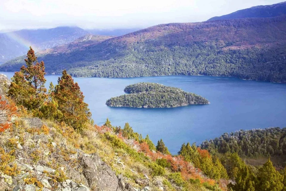 Isla Corazón, Patagonia, Argentina: Isla Corazón, có nghĩa là "Đảo Trái tim", nằm trong hồ Mascardi của vườn quốc gia Nahuel Huapi, vùng Bariloche, Patagonia. Hòn đảo hình trái tim trải dài 22 km và có tầm nhìn tuyệt đẹp ra những ngọn núi và khu rừng xung quanh.