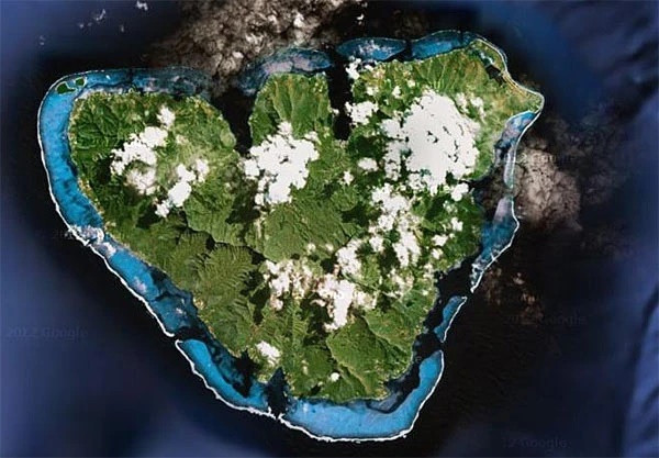 Moorea là một hòn đảo nhỏ thuộc vùng Polynesia (Pháp). Hòn đảo trái tim này mang đầy đủ những “món quà” tuyệt vời nhất mà thiên nhiên có thể ban tặng như làn nước biển trong veo ấm áp, hàng cây phủ xanh đồi núi, những bông hoa nhiệt đới bùng nở quanh năm…