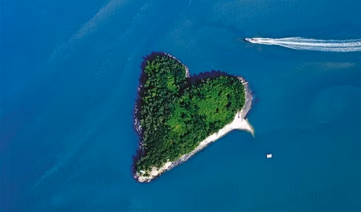 Đảo Mogae-do nằm ở tỉnh Nam Gyeongsang, Hàn Quốc, có hình dáng trái tim tròn trịa và rộng khoảng 4 sân bóng đá gộp lại.