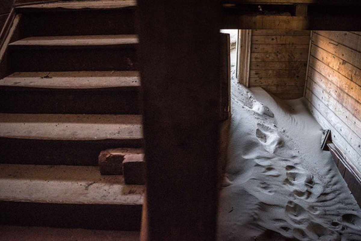 Thậm chí, khi đi ngủ vào ban đêm, họ không bao giờ đóng cửa bởi họ lo sợ sáng hôm sau tỉnh dậy sẽ không thể mở được cửa nhà.