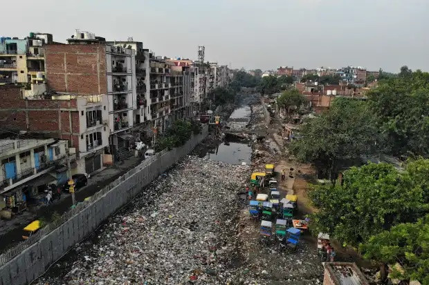 Theo ban kiểm soát ô nhiễm trung ương, mức độ ô nhiễm ở New Delhi đang ở mức tồi tệ nhất kể từ năm 2020. Trong hình là một bãi rác ngay bên ngoài một nhà ga xe lửa địa phương.
