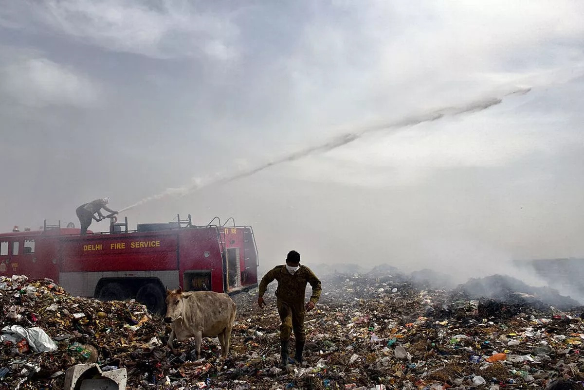 Những bãi rác khổng lồ bao trùm nơi sinh sống của khoảng 32 triệu người khiến họ có nguy cơ bị tắc nghẽn phổi và vô số căn bệnh đường hô hấp.