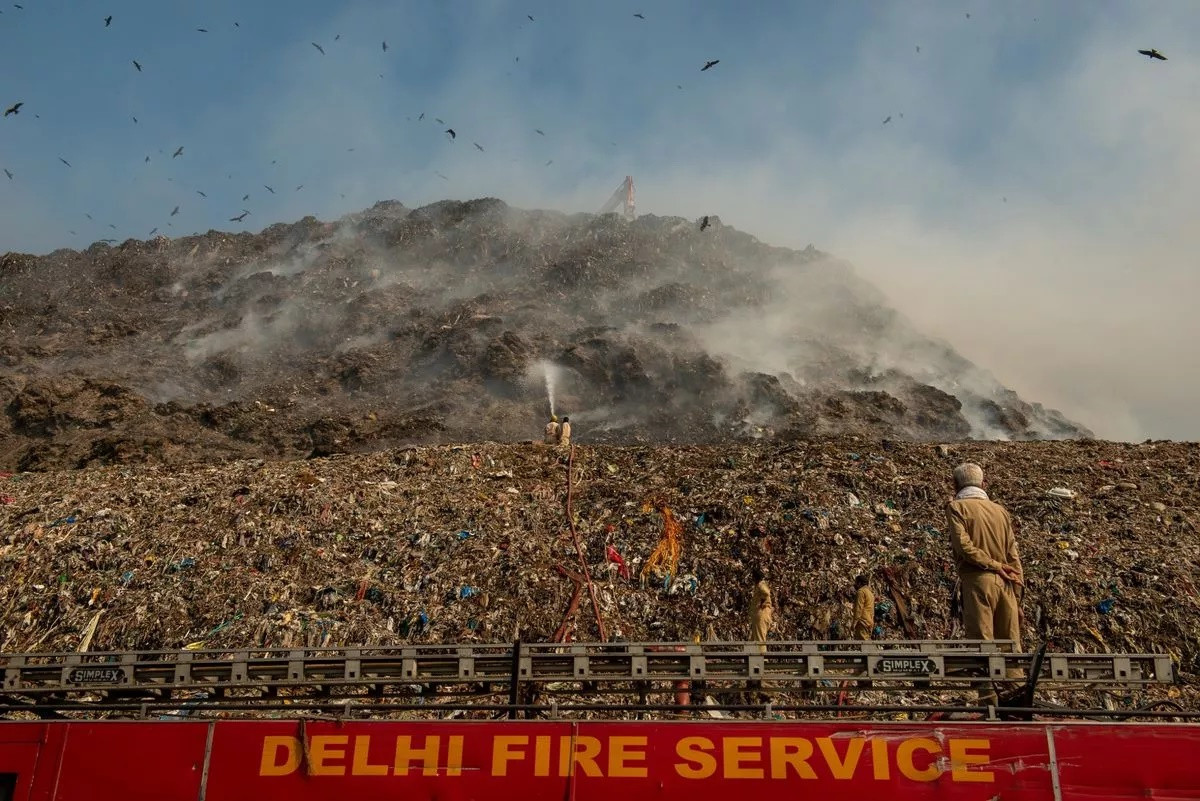 Đến với thủ đô ô nhiễm nhất thế giới này, bạn dễ dàng bắt gặp một mớ hỗn độn những cống rãnh lộ thiên và những đống rác khổng lồ cao tới 60m.