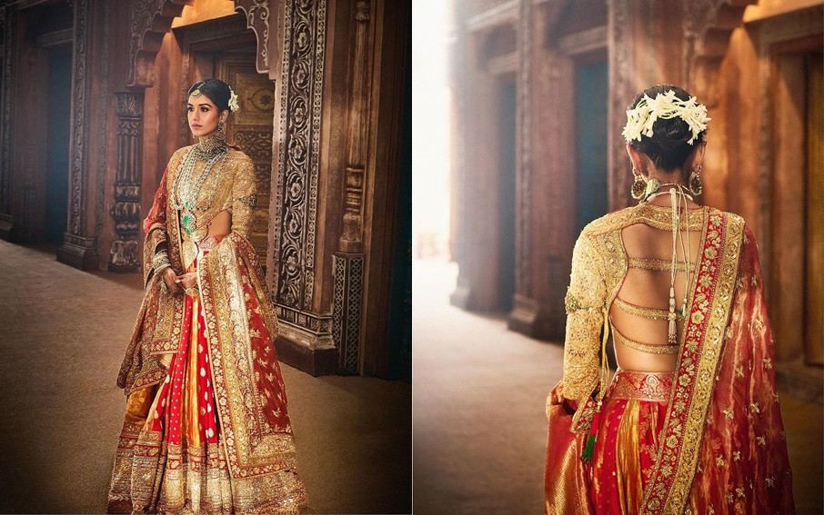 Cô dâu xinh đẹp còn diện nhiều thiết kế khác của Khosla ở các phần lễ của ngày đầu tiên, trong đó có váy hở eo tông đỏ và vàng kim được thêu thủ công tốn hàng trăm giờ thực hiện.