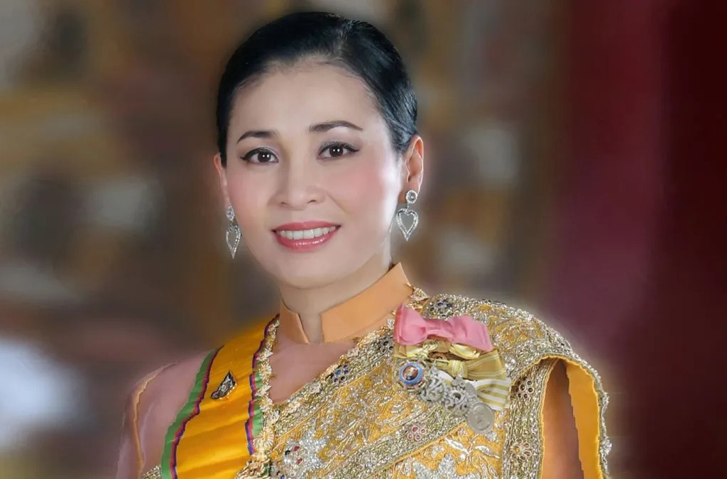 Ở độ tuổi U50, Hoàng hậu Thái Lan trông vẫn rất trẻ trung và xinh đẹp, khiến nhiều người khó đoán tuổi thật.