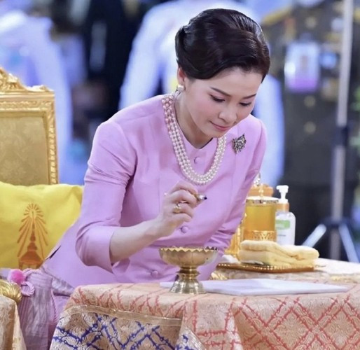 Thai Borompiman là loại váy áo truyền thống Thái Lan thường được chọn mặc trong những dịp đặc biệt quan trọng. Váy thường có tay kín đáo và làm bằng chất liệu vải cứng cáp để tạo dáng vẻ sang trọng, lịch sự.