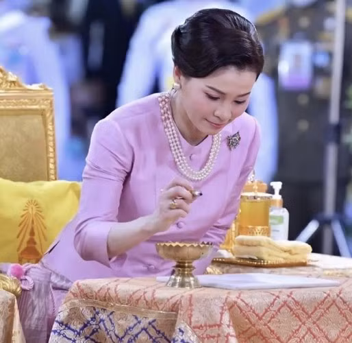 Thai Borompiman là loại váy áo truyền thống Thái Lan thường được chọn mặc trong những dịp đặc biệt quan trọng. Váy thường có tay kín đáo và làm bằng chất liệu vải cứng cáp để tạo dáng vẻ sang trọng, lịch sự.