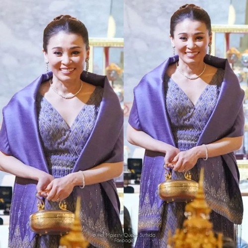 Với những chiếc váy hở tay, Hoàng hậu dùng thêm một chiếc khăn vừa tạo sự kín đáo vừa tăng vẻ quý phái.