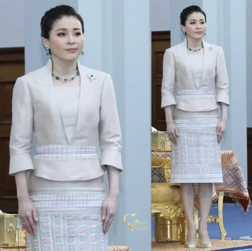 Bà thường mặc những bộ trang phục truyền thống kín đáo của Hoàng gia Thái Lan.