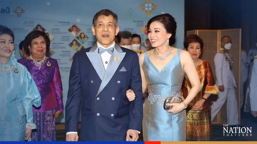 Một trong những bộ váy hở tay hiếm thấy của Hoàng hậu Suthida. (Ảnh: IT, Nation)