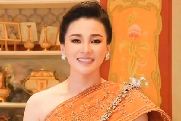 Gần đây, Hoàng gia Thái Lan công bố ảnh chân dung chính thức mới của Hoàng hậu Suthida, người đón sinh nhật tuổi 46 vào ngày 3/6 vừa qua.