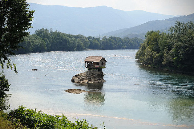 Việc vận chuyển nguyên vật liệu để xây dựng nên một ngôi nhà giữa sông không phải là điều đơn giản. Nhóm người thích bơi lội đã vận chuyển đá và vật liệu khác bằng thuyền và ca nô.