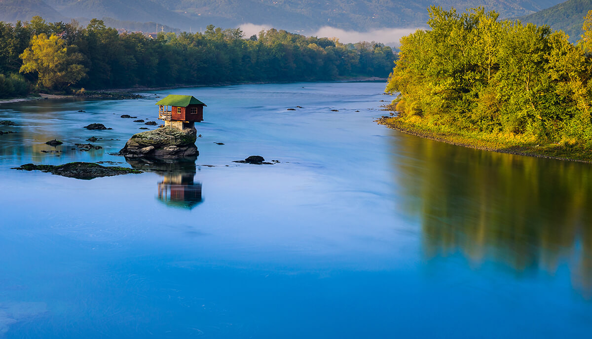 Có rất nhiều khách du lịch đến để xem ngôi nhà được xây ở giữa dòng sông trông như thế nào. Mặc dù ngôi nhà trông không đẹp lắm, nhưng nó mang theo ký ức của nhiều người.