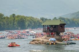 Sau những nỗ lực không ngừng nghỉ, ngôi nhà cuối cùng cũng được hoàn thiện.