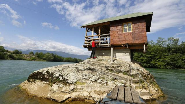 Tuy nhiên, mỗi khi bị phá hủy, một ngôi nhà mới ngay lập tức sẽ được dựng lên để thay thế ngôi nhà cũ và ngày nay, nó đã trở thành một điểm tham quan du lịch nổi tiếng của Serbia.