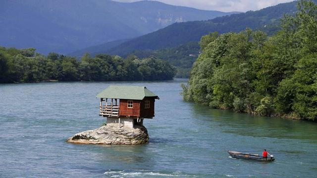 Hơn nửa thế kỷ đã đi qua, ngôi nhà cũng đã trải qua nhiều thăng trầm khi nhiều lần bị phá hủy bởi những trận bão lũ.