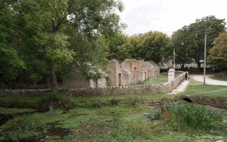 Thế nhưng, những người khác không hài lòng và khao khát được trở về nhà, bởi vậy họ đã làm dấy lên các cuộc biểu tình, dân làng đòi quyền quay trở lại Tyneham.