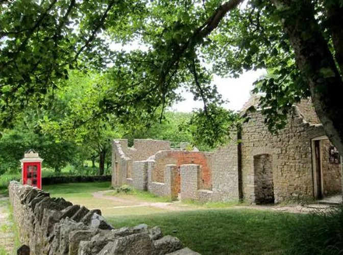 Đến năm 1948, ngôi làng Tyneham được bán theo lệnh bán đất bắt buộc của chính quyền. Kể từ đó, nơi đây thuộc quyền sở hữu Bộ Quốc phòng Anh và người dân không được phép trở về.