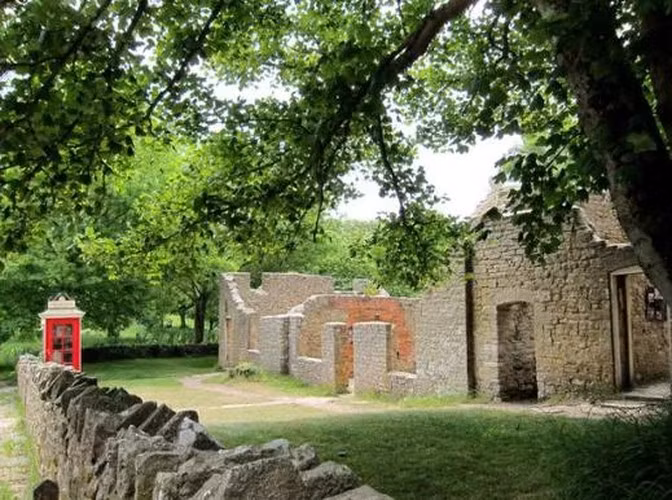 Đến năm 1948, ngôi làng Tyneham được bán theo lệnh bán đất bắt buộc của chính quyền. Kể từ đó, nơi đây thuộc quyền sở hữu Bộ Quốc phòng Anh và người dân không được phép trở về.