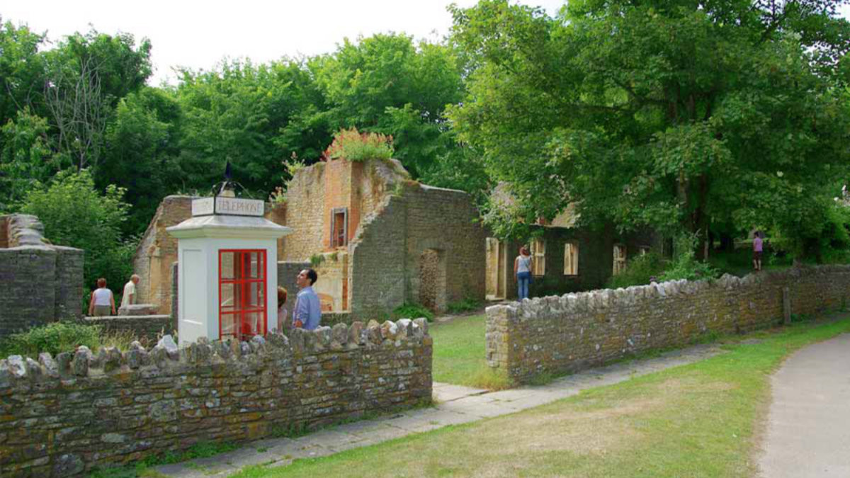 Hiện nay, ngôi làng bị bỏ hoang này được dùng làm địa điểm du lịch. Nhiều du khách hiếu kỳ tìm đến làng để chứng kiến bầu không khí được giữ vẹn nguyên từ năm 1943, may mắn khi nhiều căn nhà đang còn ở tình trạng khá tốt.