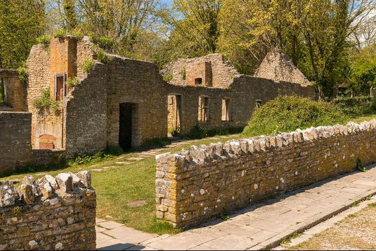 Tuy vậy, giờ đây không còn ai sống ở làng, sau khi mọi cư dân rời đi vào năm 1943 khi Thế chiến 2 nổ ra. Địa hình của ngôi làng được cho là lý tưởng cho các cuộc diễn tập quân sự.