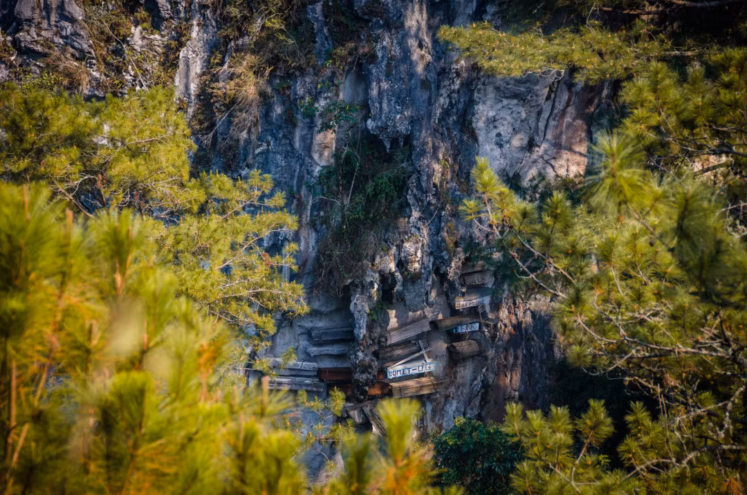 Bi an tap tuc treo quan tai tren vach nui thang dung-Hinh-8