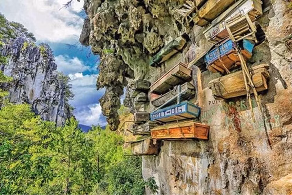 Bi an tap tuc treo quan tai tren vach nui thang dung-Hinh-2