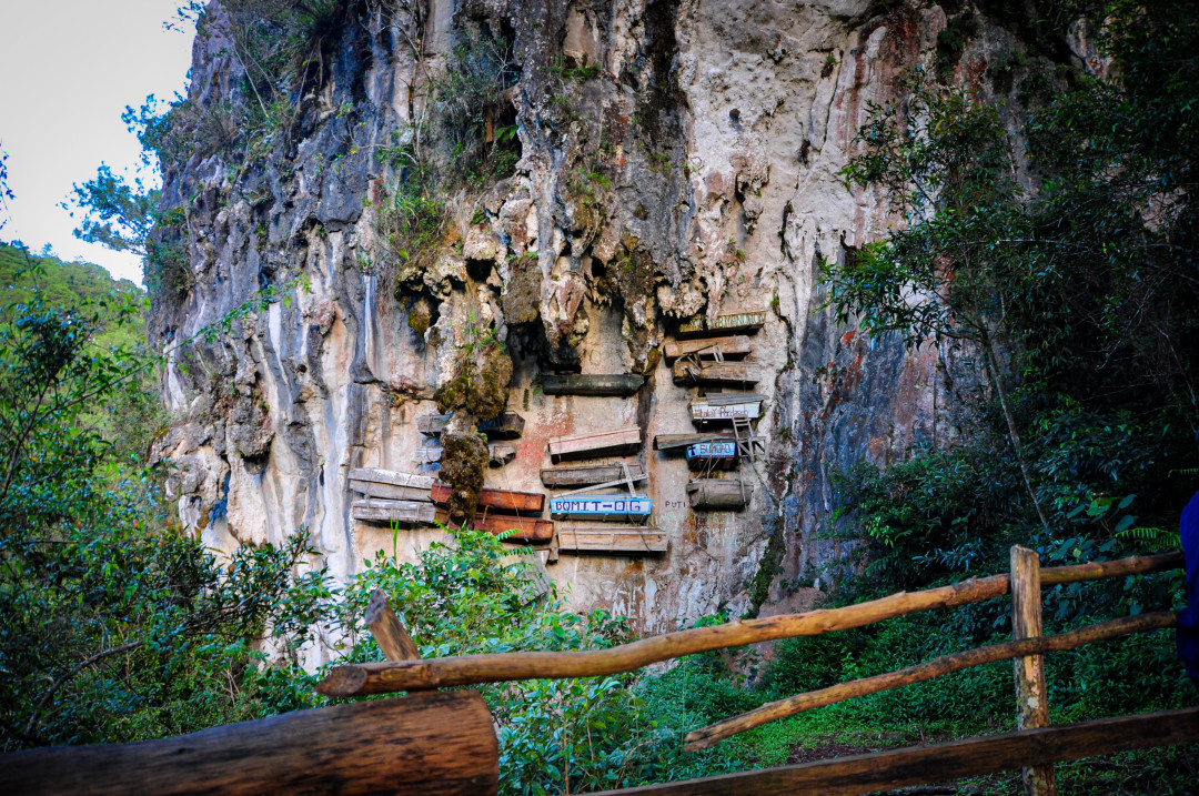 Bi an tap tuc treo quan tai tren vach nui thang dung-Hinh-3