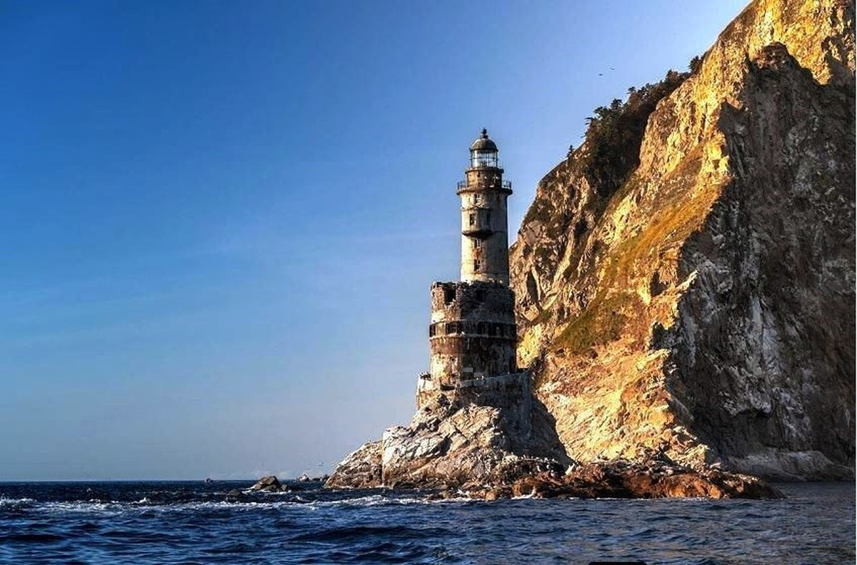 Ngọn hải đăng trên đảo Sakhalin: Ngọn hải đăng bị bỏ hoang này đã là một điểm thu hút khách du lịch. Được người Nhật xây dựng trước những ngày cuối cùng của Thế chiến II, ngọn hải đăng này là một trong những nơi khó tiếp cận nhất của hòn đảo.