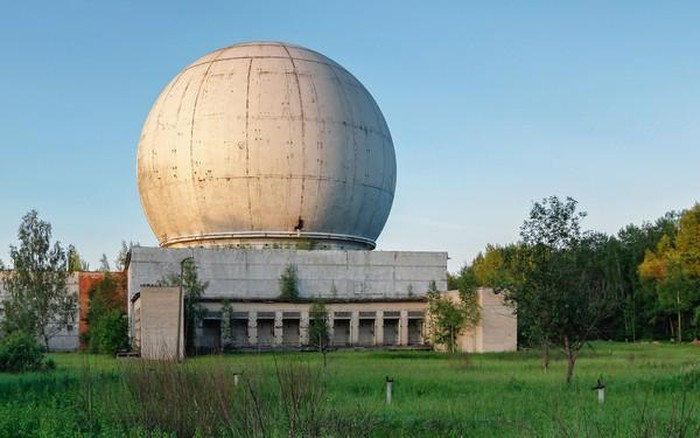 Tòa nhà mái vòm ở Naro-Fominsk trở nên cũ kỹ, ẩm mốc sau nhiều năm không có người ở.