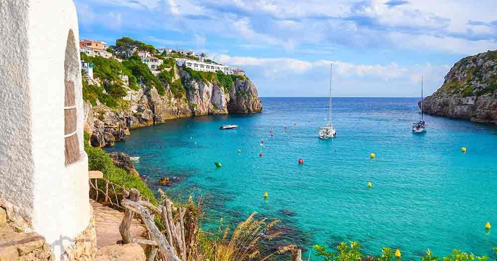 2. Đảo Minorca (đảo Menorca): Một hòn đảo được hình thành từ thế kỉ thứ IV nhưng được bảo tồn khá hoàn hảo, cùng với khu dự trữ sinh quyển được UNESCO công nhận. Nơi đây còn lưu giữ nhiều nét đẹp văn hóa lâu đời của Tây Ban Nha.