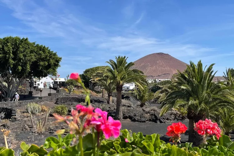 10. Đảo Lanzarote: Đây là hòn đảo lớn thứ 4 của bán đảo Canary được tạo nên từ nham thạch cách đây khoảng 30 triệu năm. Hiện lòng đất nơi đây vẫn còn nóng bỏng và sôi sục tới mức khách du lịch có thể tận dụng điều đó để nấu nướng.