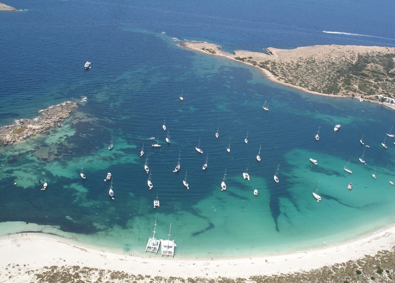 9. Đảo Formentera: Là hòn đảo thuộc quần đảo Baleares, có diện tích 83,24 km vuông. Với những bãi biển hoang sơ, thơ mộng, đây là điểm đến ưa thích cho những người yêu thiên nhiên và cái đẹp.