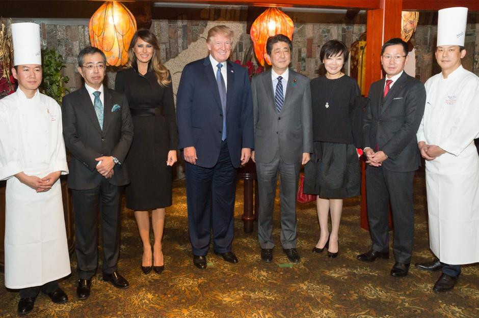 Sushi có thể là món ăn nhất định phải thử đối với nhiều khách du lịch tới Nhật Bản. Nhưng khi ông Donald Trump đến thăm đất nước này vào năm 2017, ông vẫn chọn ăn món bít tết yêu thích của mình. Thưởng thức bữa tối tại nhà hàng teppanyaki (phục vụ các món nướng) với Thủ tướng Nhật Bản Shinzo Abe khi đó, ông Trump đã lựa chọn thực đơn đặc biệt gồm sò điệp, bít tết và kem sôcôla.