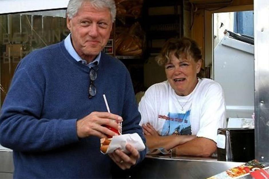 Trong chuyến thăm tới Iceland năm 2004, cựu Tổng thống Mỹ Bill Clinton đã mua một chiếc xúc xích ở quầy bán "đồ ăn nhanh" đường phố tại Reykjavik. Ông Clinton đã giúp quầy đồ ăn nhanh này nổi tiếng toàn cầu.