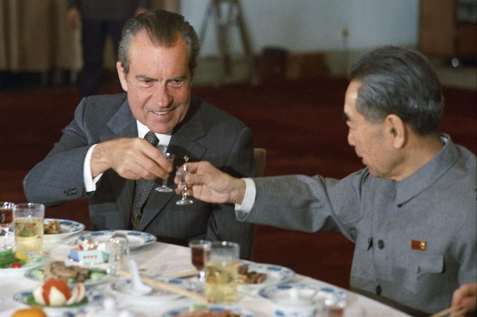 Trong chuyến công du tới Trung Quốc năm 1972, cựu Tổng thống Richard Nixon được cho là đã dành nhiều tuần để tập dùng đũa và nghiên cứu nghi thức ăn uống của người Trung Quốc. Trong bữa tiệc hoành tráng kéo dài bốn giờ với Thủ tướng Trung Quốc Chu Ân Lai khi đó, ông Nixon có thể ăn món vịt quay Bắc Kinh, bánh bao, cơm chiên... bằng đũa.