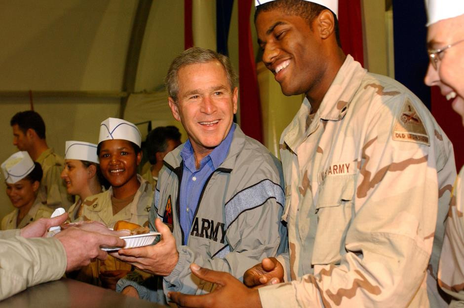 Cựu Tổng thống George Bush đã gây bất ngờ cho Quân đội Mỹ chiến đấu tại Baghdad, Iraq, khi bay một quãng đường dài tới đây để dự bữa tối với binh sĩ Mỹ vào Ngày Lễ Tạ ơn năm 2003. Ăn tối cùng với 600 quân nhân nam và nữ, Tổng thống Bush khi đó đã thưởng thức món gà tây, bánh hồ đào...