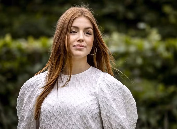 Theo trang web của Hoàng gia Hà Lan, sở thích của Alexia là khúc côn cầu, chơi guitar và ca hát. Alexia ngày càng xinh đẹp nhờ thừa hưởng vẻ đẹp Latinh cuốn hút từ người mẹ gốc Argentina. Ảnh: IT.