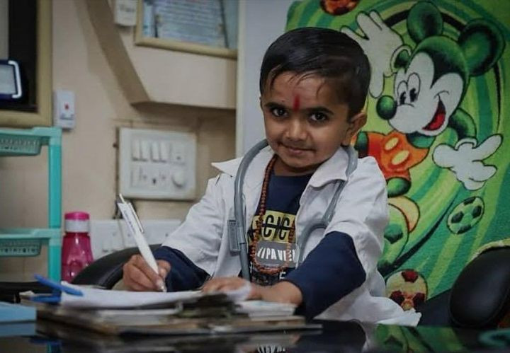 Gặp gỡ chàng bác sĩ lùn nhất thế giới, cao chưa đầy 1m - Hình 2 Gap go chang bac si lun nhat the gioi, cao chua day 1m-Hinh-2