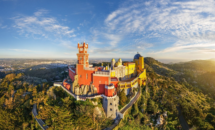 Lâu đài Pena là sự pha trộn rực rỡ của nhiều phong cách lịch sử khác nhau bao gồm các chi tiết Gothic, Moorish và Phục hưng. Ảnh: Airpano.