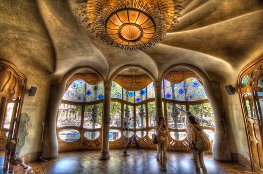 Cửa sảnh, cửa ra vào, cửa sổ được Gaudí thiết kế khung gỗ hoặc sắt uốn với các hình mô phỏng cỏ cây phóng khoáng, các ô kính màu tạo cho cửa như những tác phẩm phù điêu lộng lẫy.